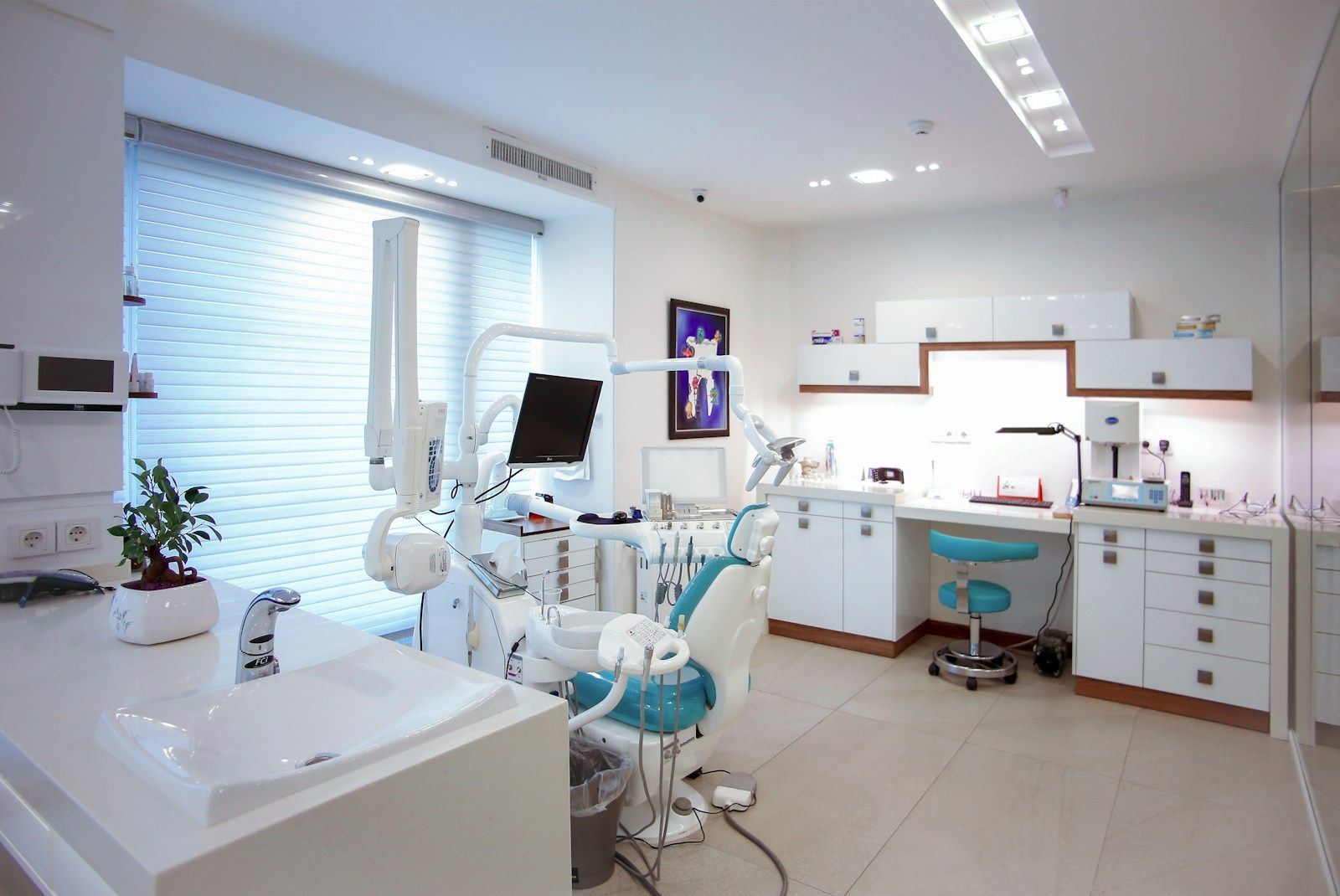 Lo studio dentistico, con la poltrona e la lampada