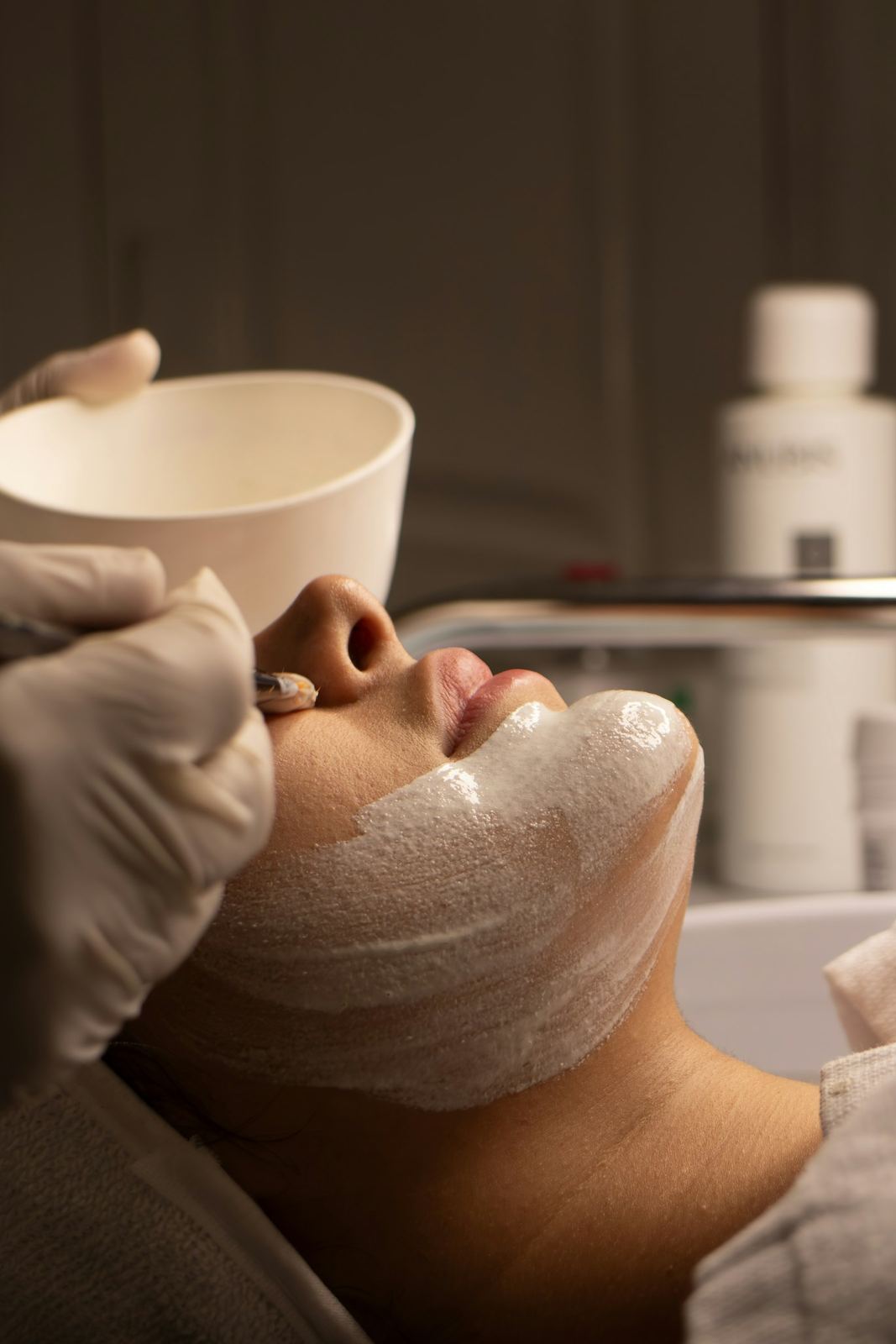 Una cliente con la maschera al viso, durante un trattamento